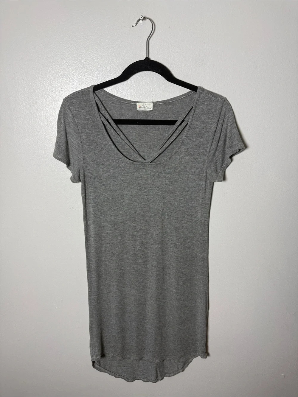 Glitz Short Sleeve Crisscross V-Neck Tunic Top - Gray Size Medium